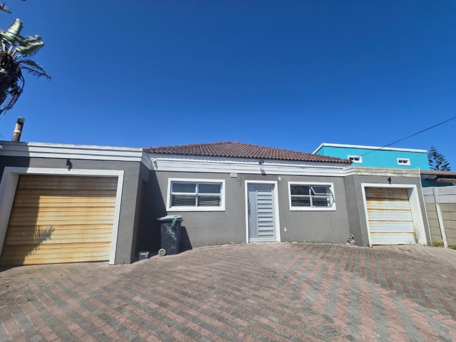 4 Bedroom Property for Sale in Wavecrest Western Cape